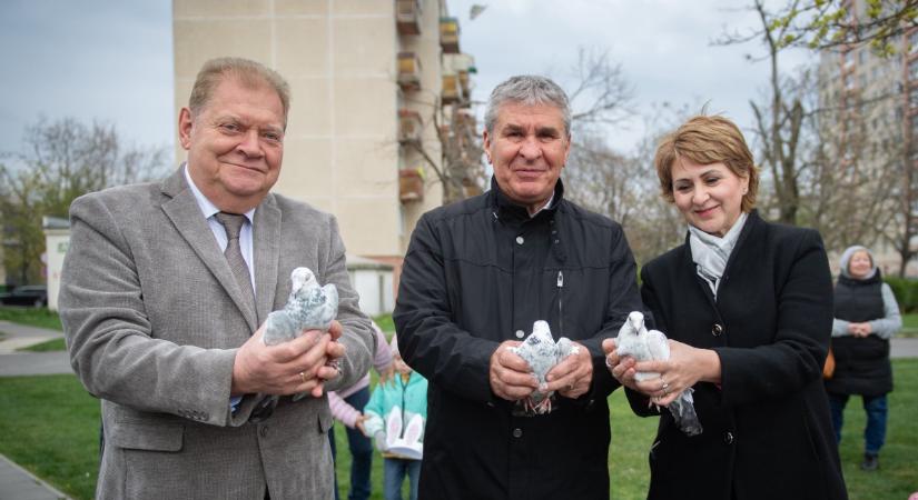 Elrepültek a fideszes békegalambok, megnyílt a húsvéti park Hajdúszoboszlón