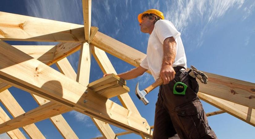 Építkezők figyelem – kiderült, mennyit kell várni a szakemberre