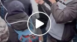 Esernyővel ütöttek meg egy ismert riportert egy politikai rendezvényen