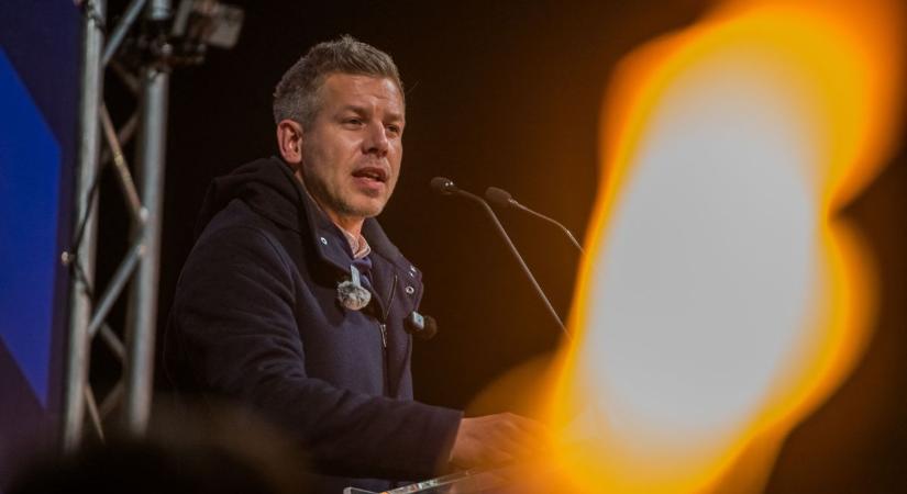 Kemény bírálatok érték Magyar Pétert; a kémügyben alapvető tévedések derültek ki, a Mandiner újságírónőjét pedig gyomorforgató üzenetekkel támadták