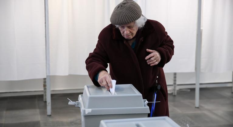 Információs káosz és politikai indulatok: mi alapján döntsön a választó?