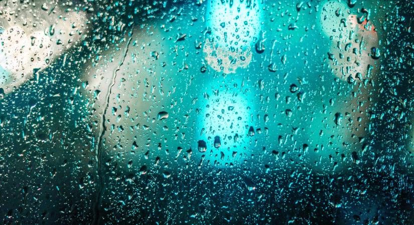 Széllökésekkel és záporokkal kezdődik a hét – nem változik a borongós időjárás