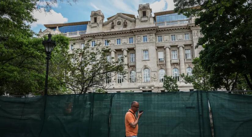 Csöpögő álmennyezet, mozgó lépcsőkorlát – több mint négyezer hibát találtak az MNB-székház kétszeresére drágult felújítása után