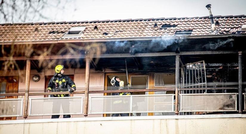 Lángokban állt a tető Miskolcon, mozgáskorlátozott lakót mentettek – fotókkal, videóval