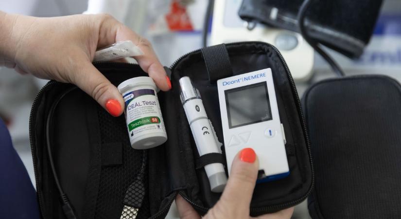 Így vezethet a cukorbeteg: már a jogsit megszerezni sem egyszerű, út közben pedig nagyon figyelni kell
