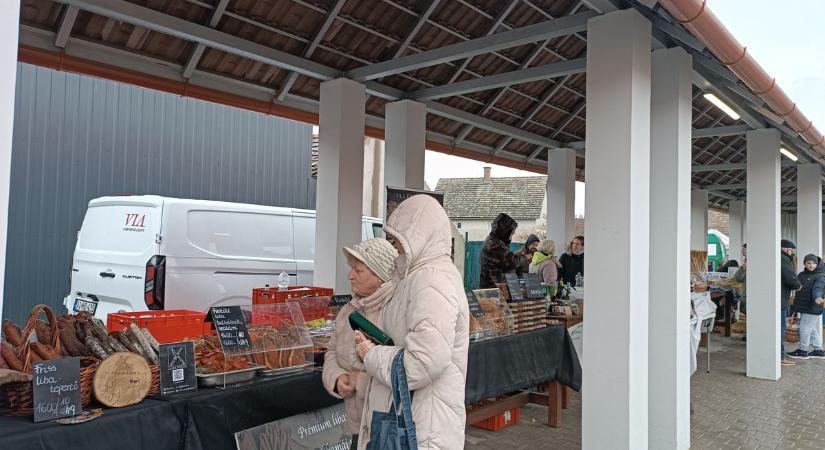 Cudar idő ide vagy oda: tele volt finomsággal a Hóci parti piac