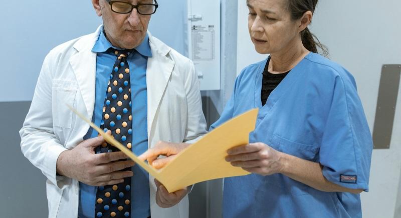 Betegjog és orvosi titoktartás a szürke zónában – Hogy juthatnak a hozzátartozók orvosi papírokhoz?