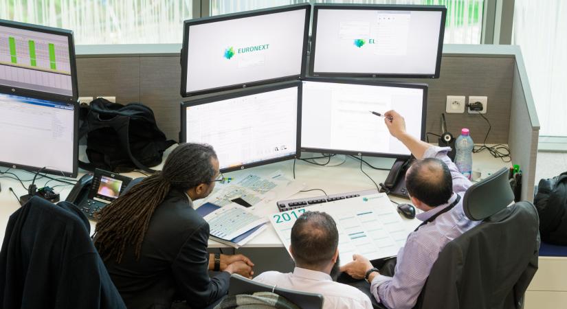 Véres napokat élnek át a befektetők – mutatjuk, min múlik a piacok és a forint sorsa!