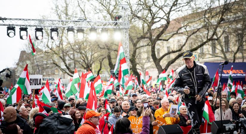 Az ítéletidő sem állítja meg: Orbán Viktor itt várja a szolnoki Békemenet résztvevőit