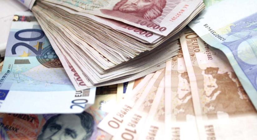 Apró mozgás, komoly üzenet - így kezdte a hetet a forint