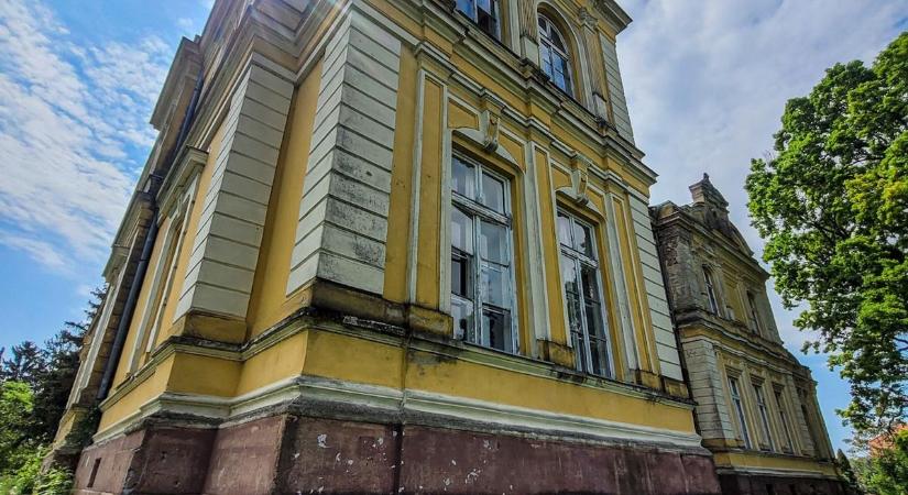 Hivatalos: eladták a legendás magyar kastélyt, ők az új tulajdonosok – máris teljesen átépítik, megszólalt a polgármester