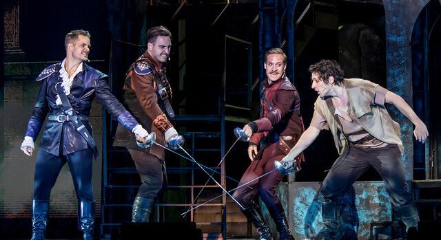 Kardélre hányt romantika a szegedi Dóm téren