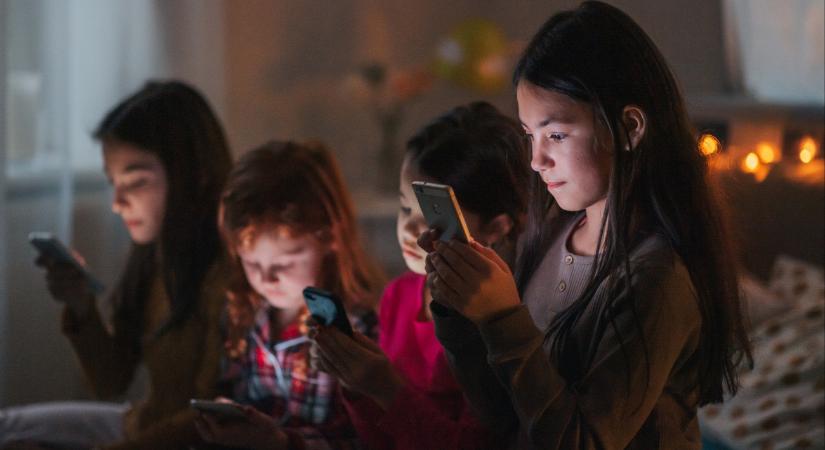 Ausztriában is szigorítanák a közösségi média használatát