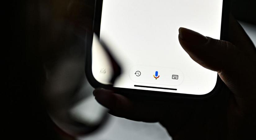 A Google folyamatosan hallgathatja a telefonodat, így tudod kikapcsolni!