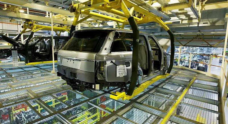 Alig állt talpra, máris újra leáll a JLR egyes modelljeinek gyártása