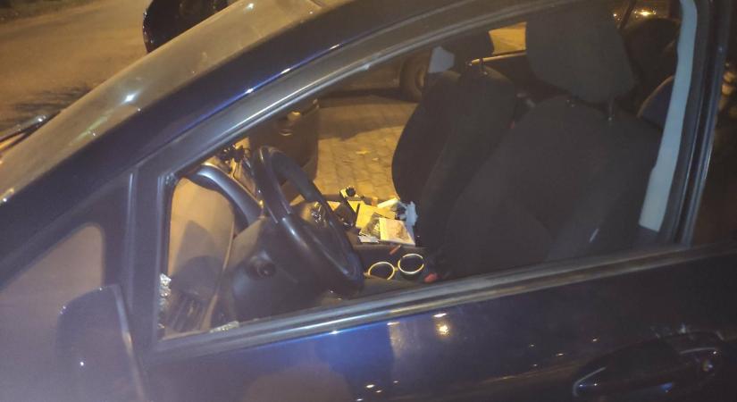 Gyerekek törtek fel több autót is Cegléden: a visszaválthatós palackra utaztak