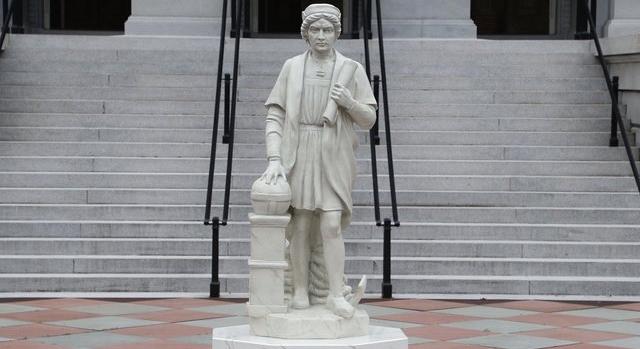 Újraalkotott Kolumbusz-szobrot emeltek a Fehér Ház kertjében