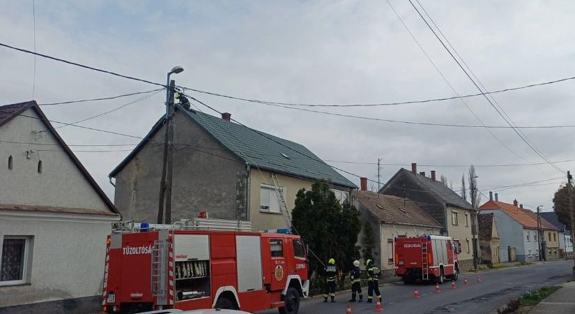 Két egység tűzoltói vonultak egy csepregi családi házhoz - fotók
