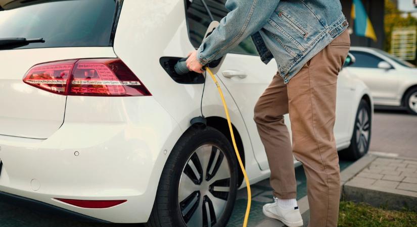 Kiderült az igazság, hány kilométerig bírják az elektromos autók akkumulátorai: ez a bűvös határ, fölötte már baj van