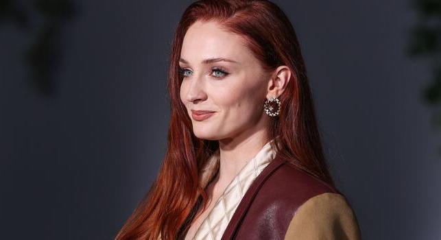 Sophie Turner sérülése miatt szünetel a Tomb Raider-sorozat forgatása