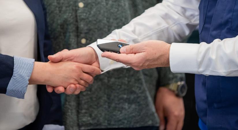 Az első debreceni tulajdonos átvette helyi gyártású BMW-jét