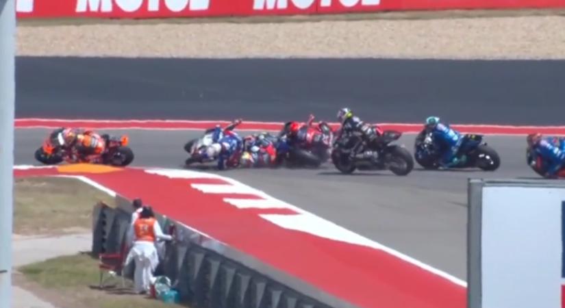 Horrorbukással indult a Moto2-es futam, fékezés nélkül hajtott bele a többiekbe a motorversenyző