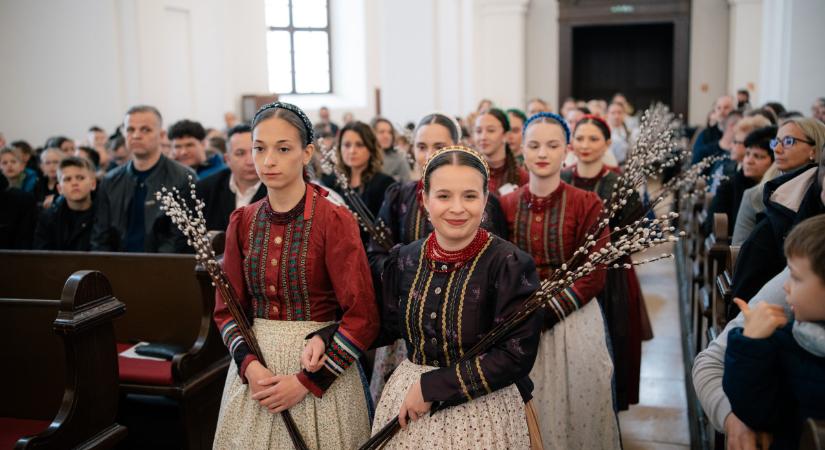 Jubileumi virágvasárnapi keresztutat rendeztek a debreceni Nagytemplomban