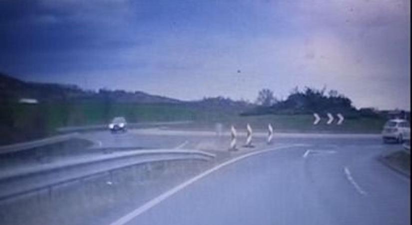 Veszélyes manőver a 26-os főúton: fedélzeti kamerás felvétel rögzítette az esetet - videó