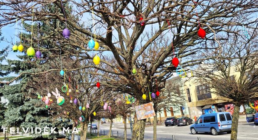 Húsvéti tojásfesztivál Léván – tojásfasor a város központjában
