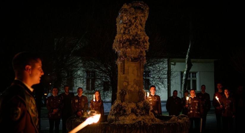 Életre kelt egy legenda - kitollasodott a kőhattyú Sopronban - fotók
