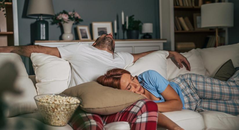 Sokan hajlamosak rá: ezt árulja el rólad, ha elalszol a kanapén filmnézés közben