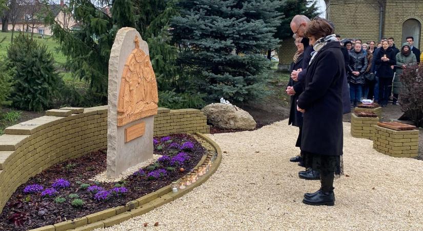 Felújították a meg nem született gyermekek emlékhelyét Baján – fotók