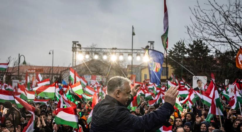 Ennyi ázó kapucnit még nem láttunk politikai gyűlésen