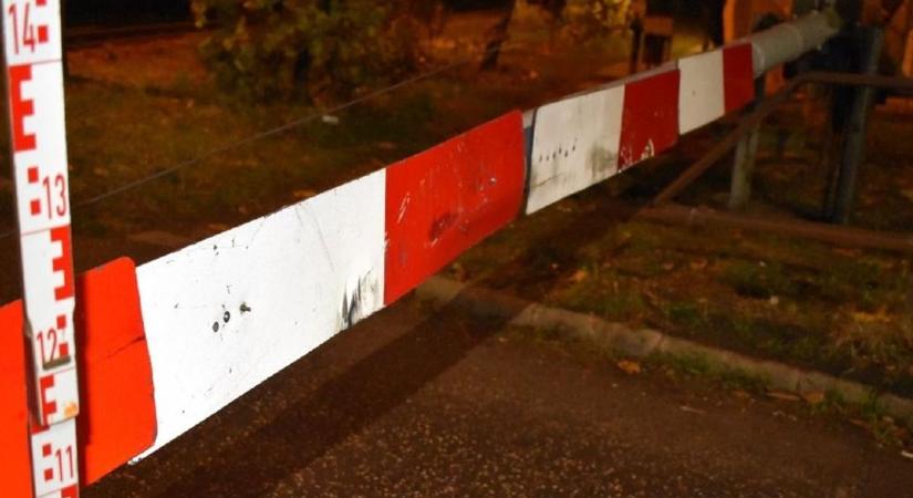Áthajtott a lezárt sorompón, most vádat emeltek ellene