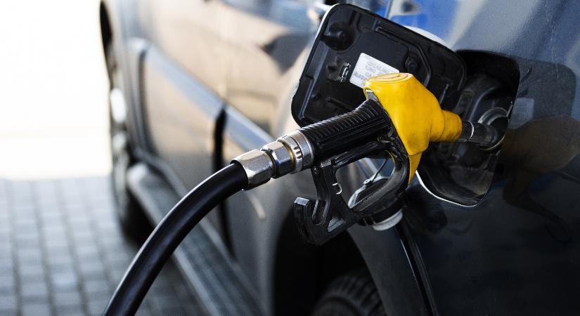 Magas árat fizet a lakosság a háborúért: nagyot ugrott a benzin ára a kutakon az Egyesült Államokban