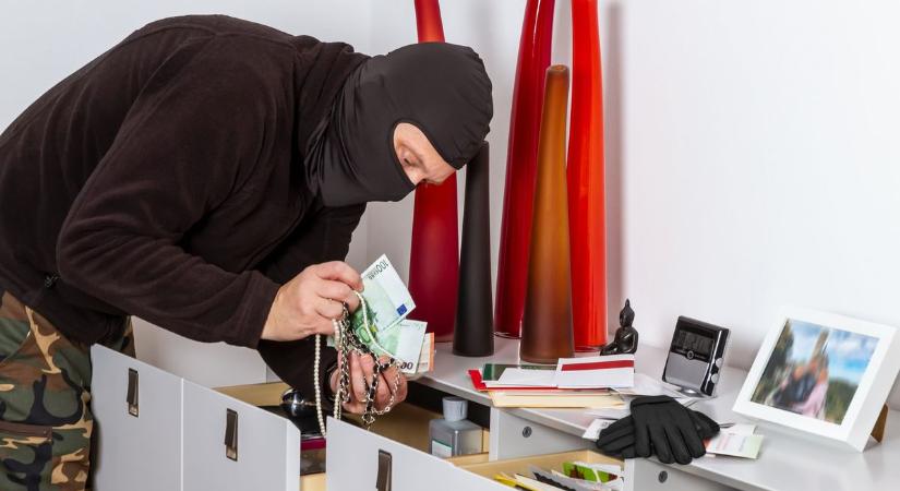 Most komolyan, egymillió kp van otthon és nem zárod be a házat? Így azért könnyű volt a betörő dolga Barcson