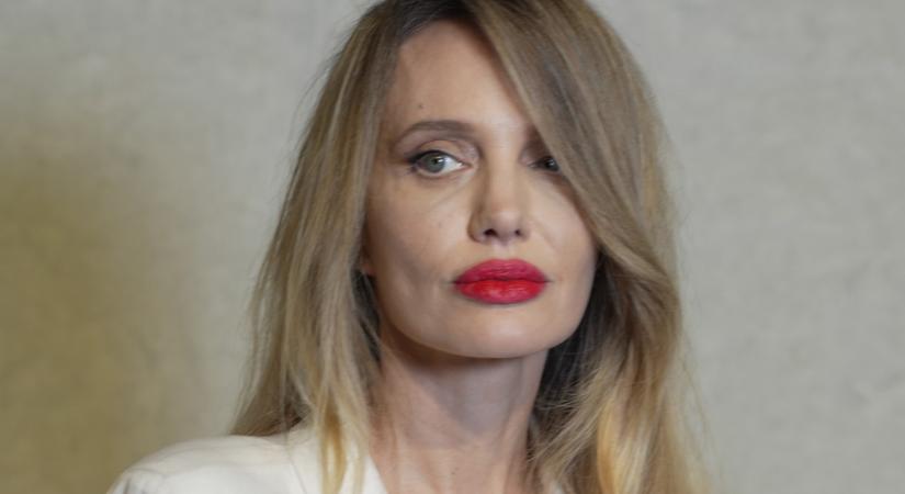 Az 50 éves Angelina Jolie nagyon ledéren érkezett egy rendezvényre: mindössze egy fehér köntöst viselt