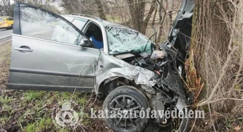 Durva karambol a 41-esen – egymásba rohant két autó