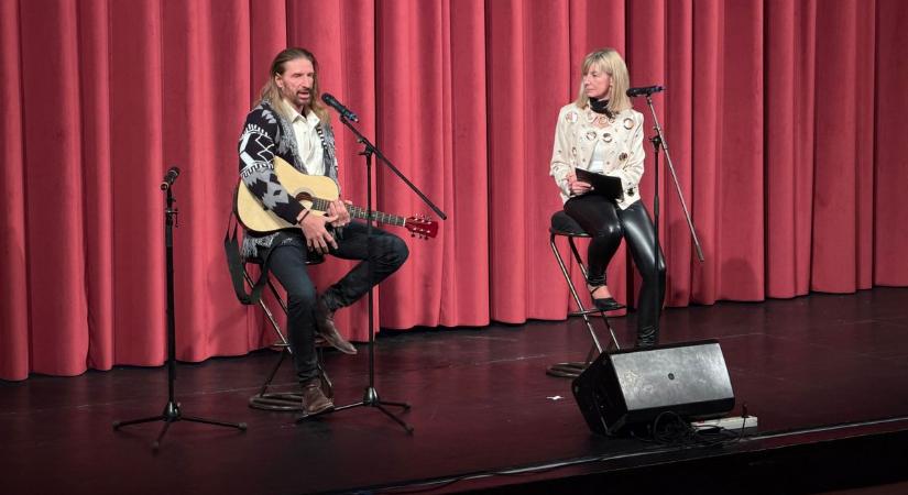 Hazatért a lovas színház királya