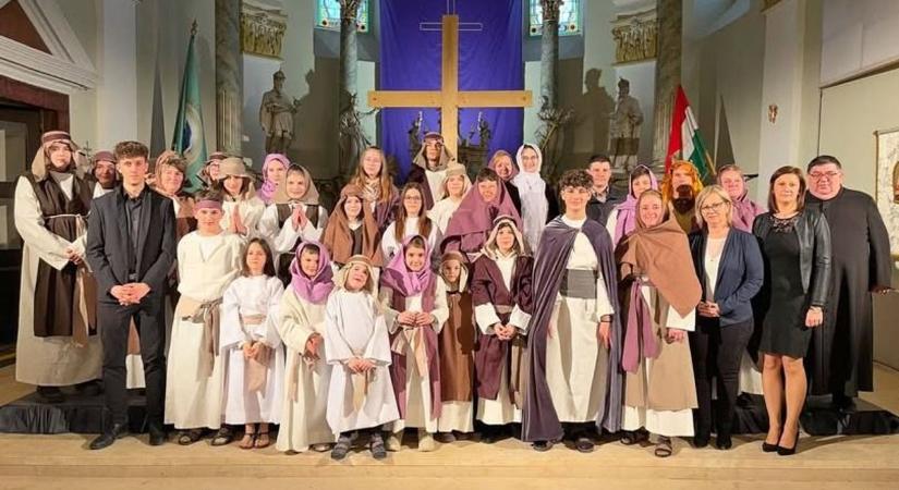 Közel 400 néző a Tamási Passión – nagyvárosi fiatal szemén át a Golgotáig