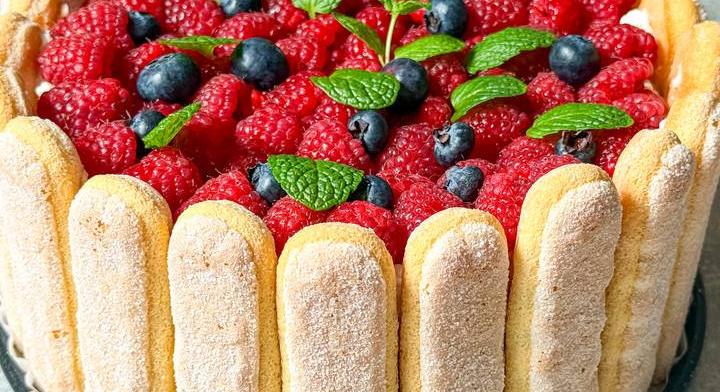 Krémes, málnás Charlotte-torta: babapiskótából készül a látványos desszert