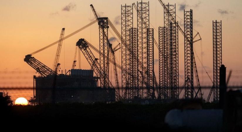 Totális fordulat: Amerika megengedte, szabadon érkezhet az orosz olaj a tiltott zónába – Trump elmagyarázta, mi áll a háttérben