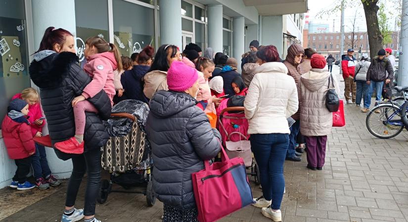 Egy tál ételért álltak sorban Debrecenben
