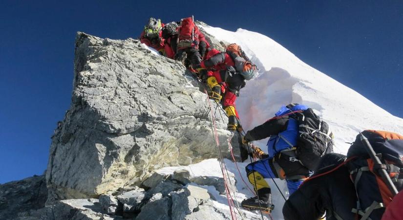 Csúcs! Meredeken drágul a mászási engedély a Föld legmagasabb pontján