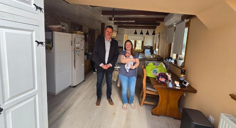 30 ezer forint és ajándékcsomag: így segítik a családokat a városban