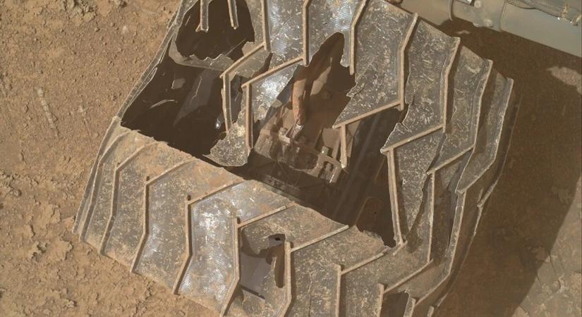 Komoly bajba került a NASA Mars-járója, le kellene vágni a kerekét