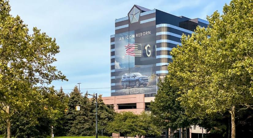 Parkolási bírságot kockáztat a Stellantisnál, aki nem saját márkájú autóval jár