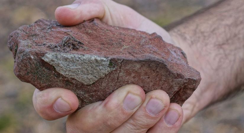 Téglával dobálta apósát a rábaközi férfi - Egy autó szélvédője bánta a balhét