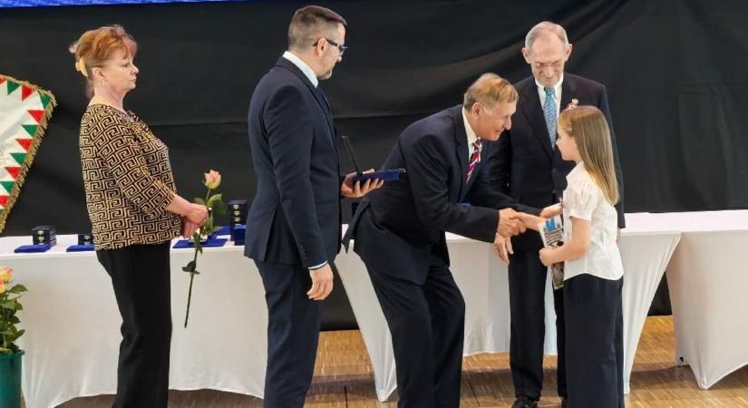 Megható jelenet: apával együtt vett át elismerést a kis Maja