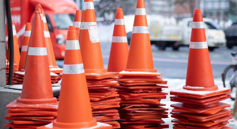 Forgalomkorlátozás nehezíti a közlekedést hétfőn a Géza utca környékén